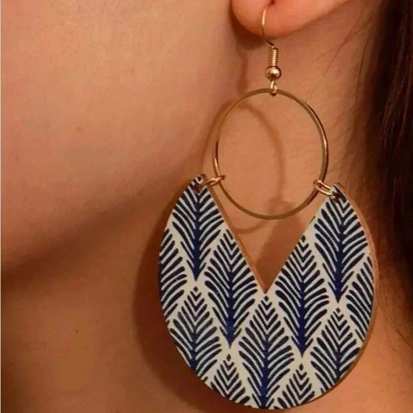 🔵NEW Leaf Pattern Round Drop Earrings - Picture 2 of 6
